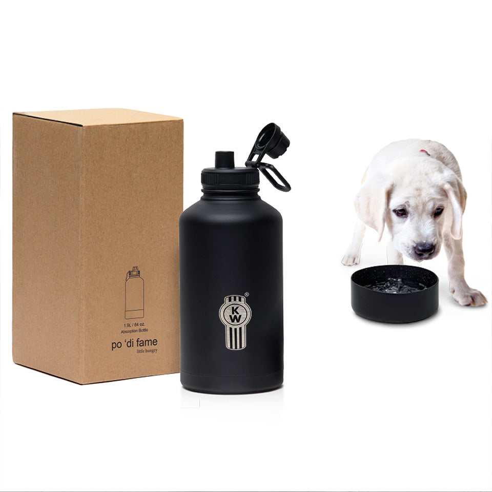 The BOTTLE KW ABSORPTION 1.9L with a logo sits next to a brown box, while a light-colored puppy drinks from a black bowl, all against a white background.