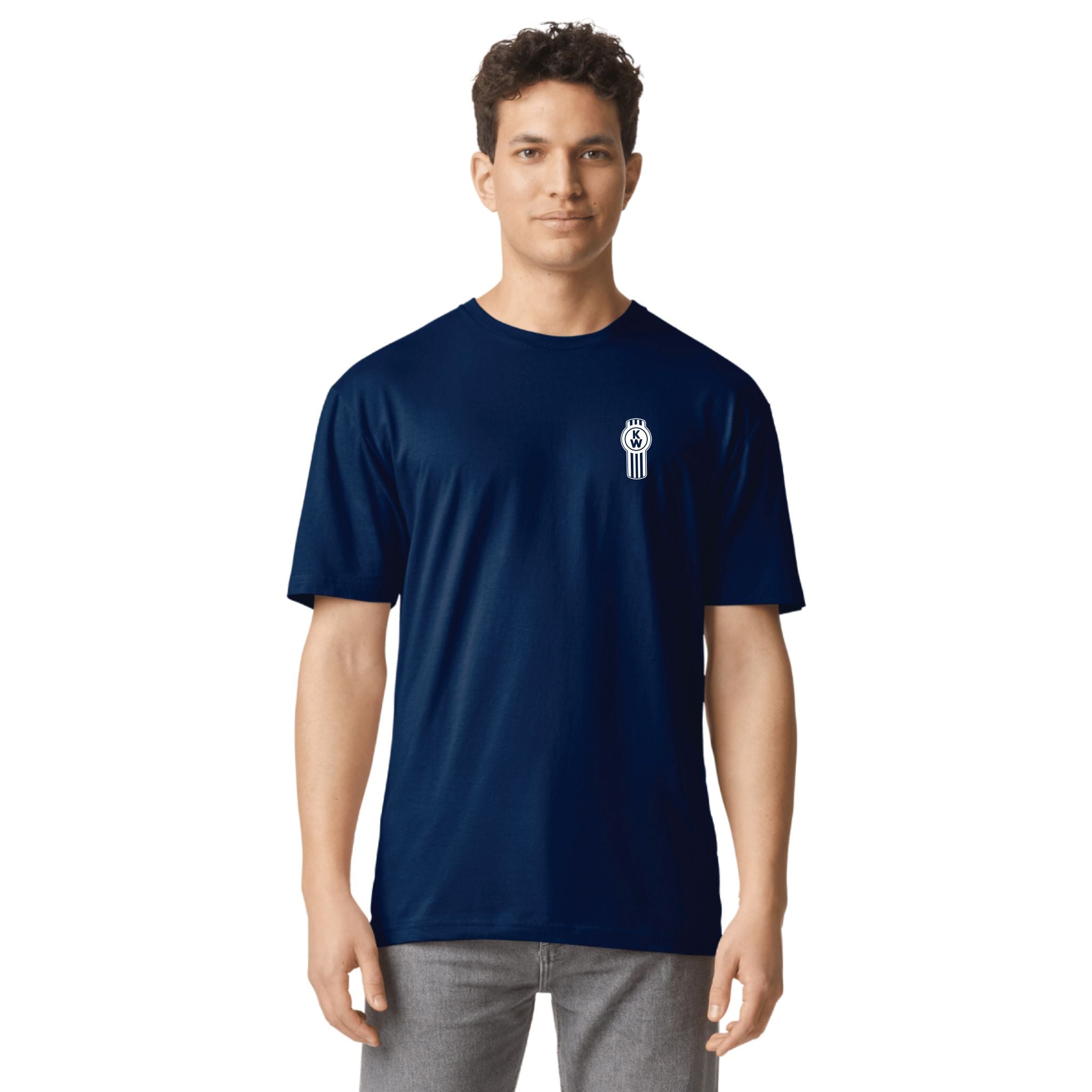 A man faces forward wearing the TEE SHIRT KW NO1 NAVY, a classic navy blue tee with a small white emblem on the left chest, paired with light gray pants against a plain white background.