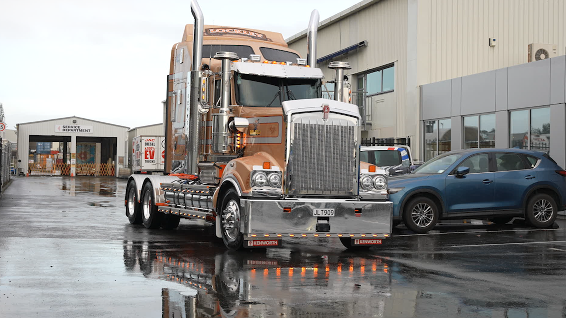 John Lockley takes delivery of his Kenworth T909