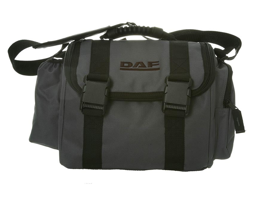 The BAG DAF COOLER is a dark gray duffel bag with black straps, plastic buckles, top handle, side pockets, and “DAF” branding. It includes an insulated cooler section for keeping food and drinks hot or cold on the go.